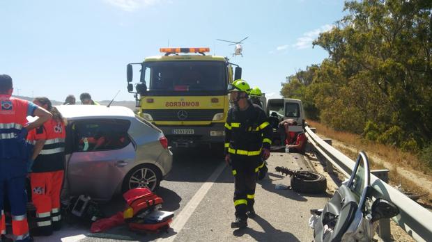 Dos conductores quedan atrapados en sus vehículos tras una colisión frontal en Tarifa