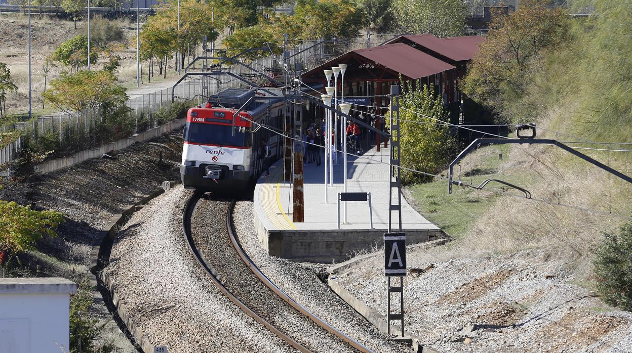 Un tren, en la parada del campus universitario de Rabanales