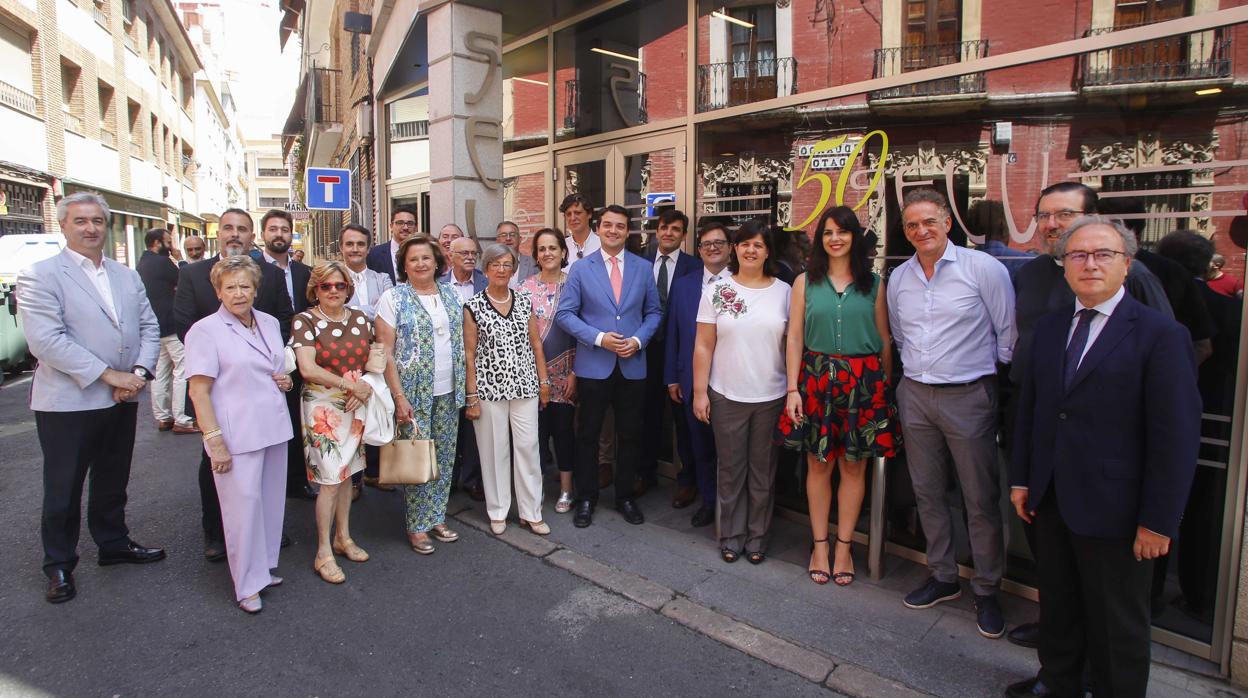 Foto de familia en el acto conmemorativo de Hotel Selu