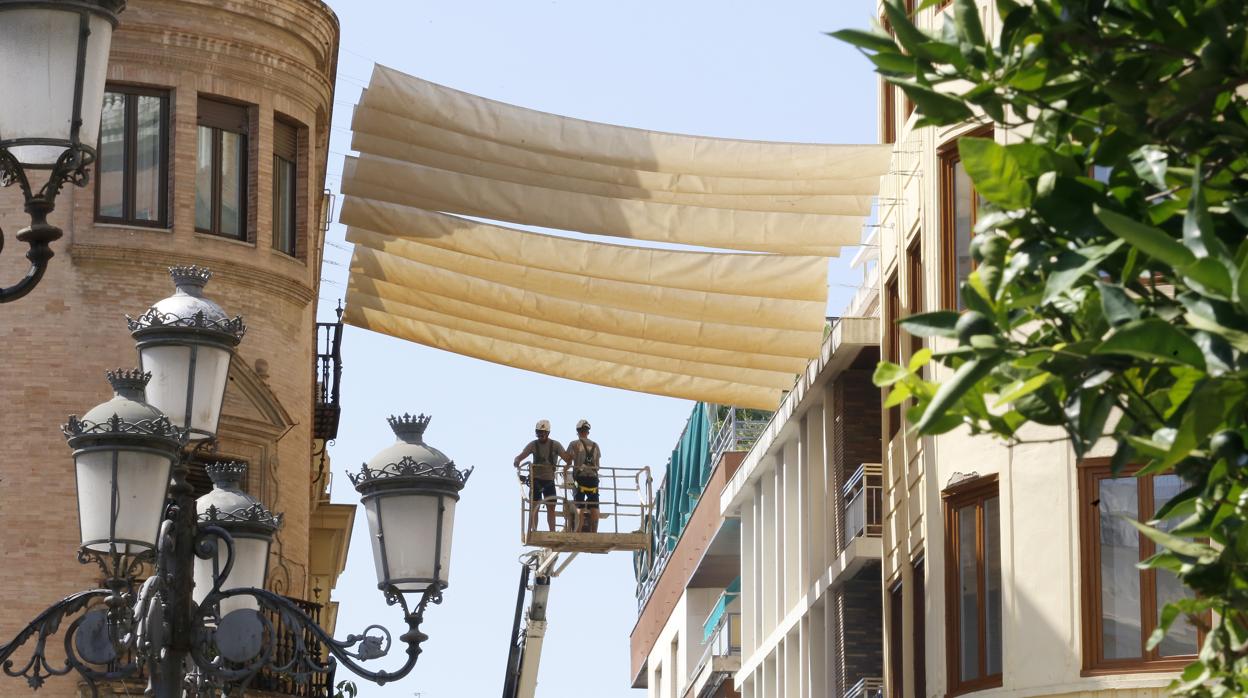 Toldos sobre la calle Jesús y María el año pasado