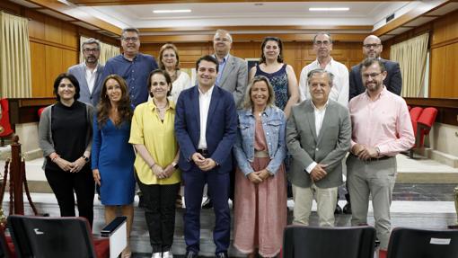 Foto de familia del cogobierno PP-CS que dirige el Ayuntamiento de Córdoba