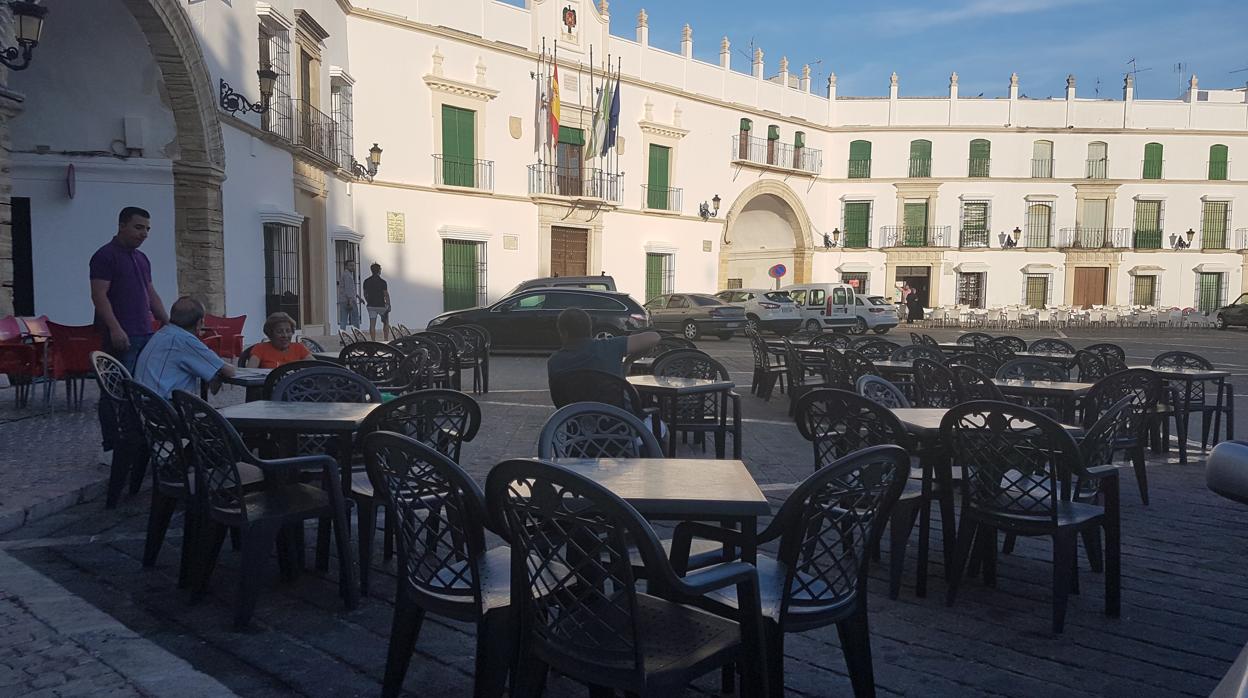 Terranza junto al Ayuntamiento de Aguilar de la Frontera