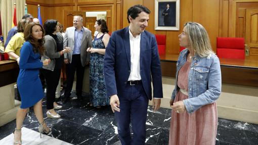 Bellido (PP) hablando con Albás (Csa), primera teniente de alcalde, el lunes