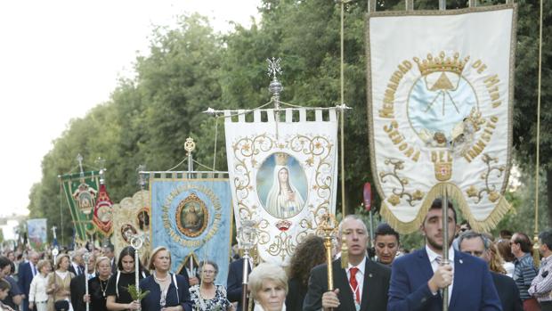 Cofrades y adoradores, los laicos que abren el camino del Corpus Christi de Córdoba