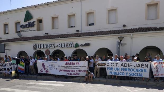 Concentración de plataformas en la estación Linares-Baeza por la falta de trenes