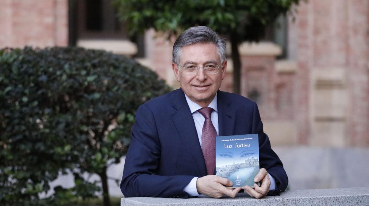 Francisco Sánchez Zamorano durante la presentación de su poemario en marzo