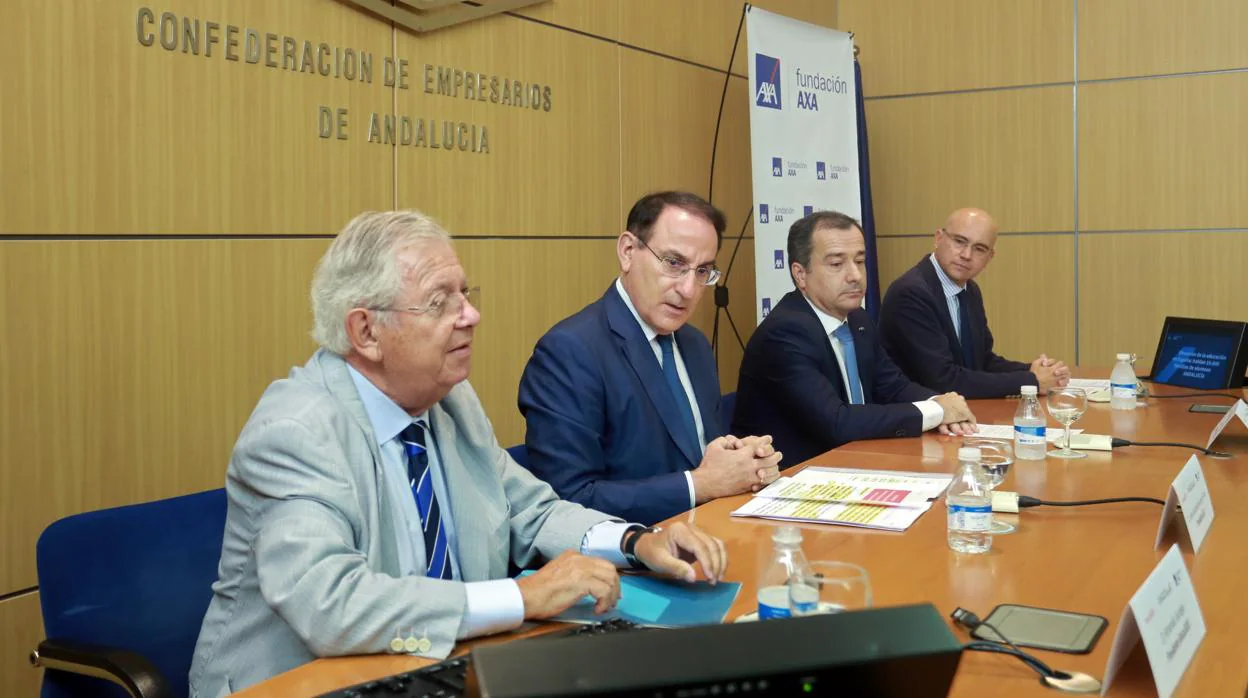 Fernando Jáuregui, Javier González de Lara, Javier Tena y Joaquín Pérez, durante la presentación del informe