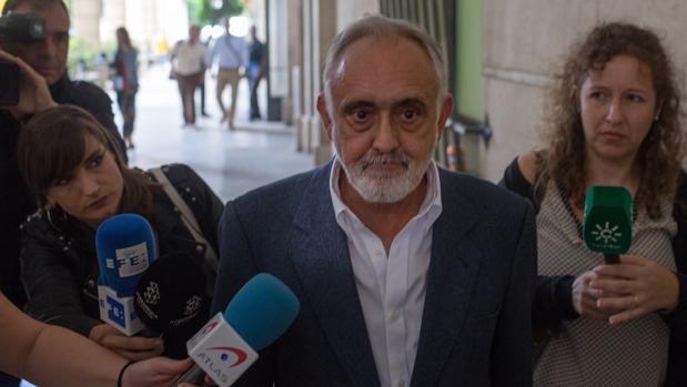 El chófer de Villén asegura que llevó un sobre con dinero a un puticlub de Sevilla