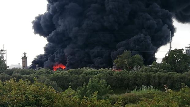 La Junta activa el Plan de Emergencias Exterior por el incendio en la planta química de San Roque