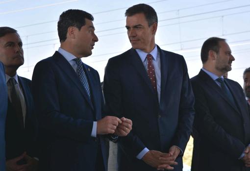 Juanma Moreno, presidente de la Junta de Andalucía, con Pedro Sánchez.