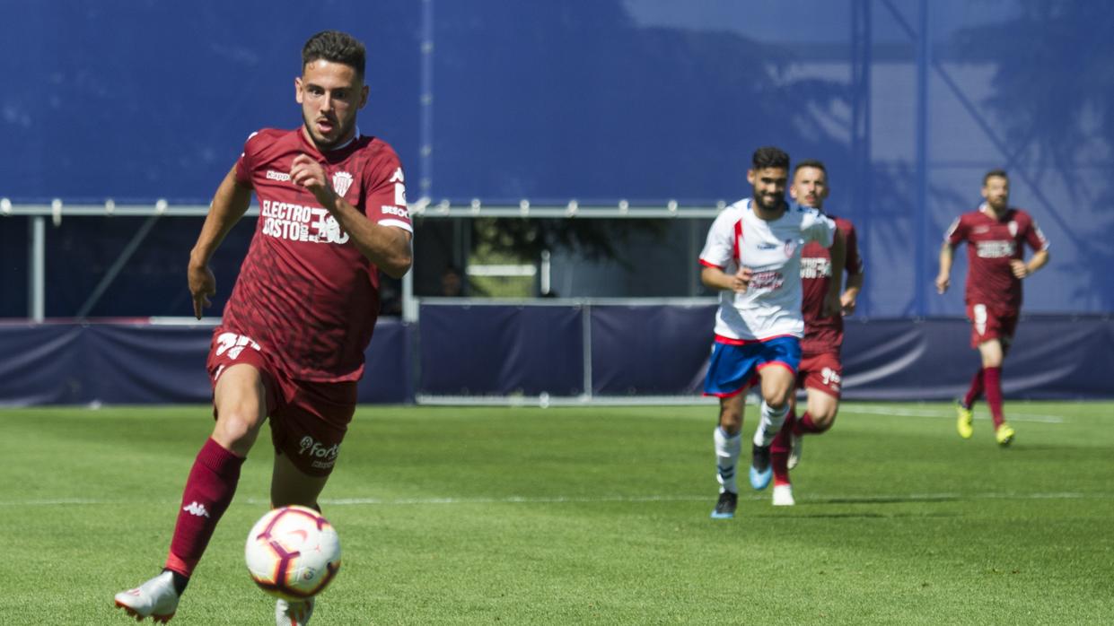 Andrés Martín sigue el balón ante el Rayo Majadahonda