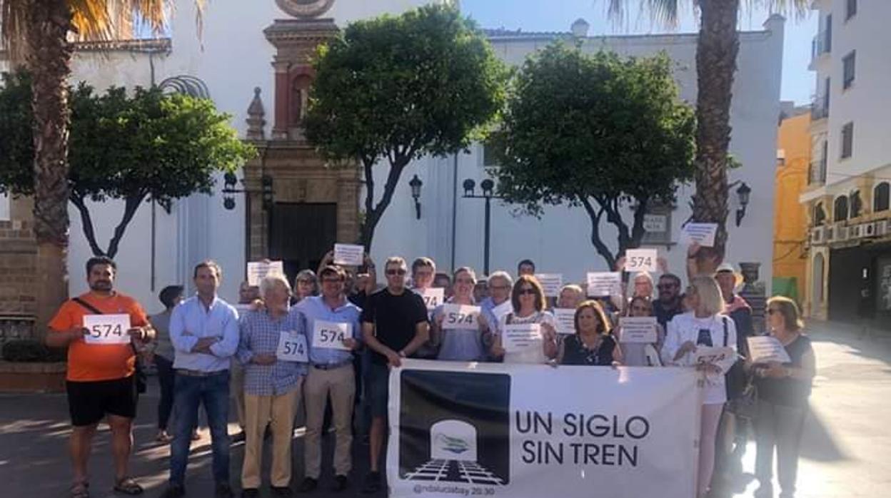 Miembros de la Plataforma Andaluciabay 20.30, durante una de sus protestas en Algeciras por un tren digno