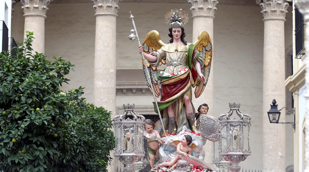 San Rafael, en la plaza de la Compañía, en su procesión por Córdoba del 24 de octubre de 2012