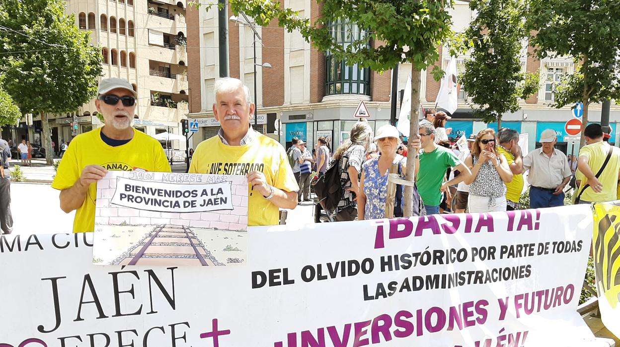 Concentración de protesta por la discriminación de Jaén en materia ferroviaria