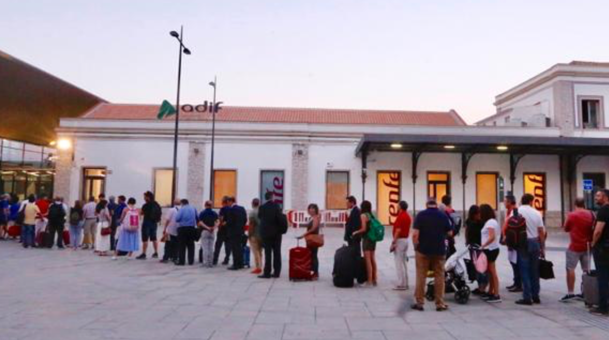 La cola de pasajeros se ha prolongado por la plaza de la estación de Granada.