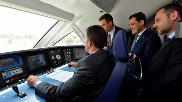 El AVE llega tarde a su cita con Granada desde Madrid en una inauguración «berlanguiana»