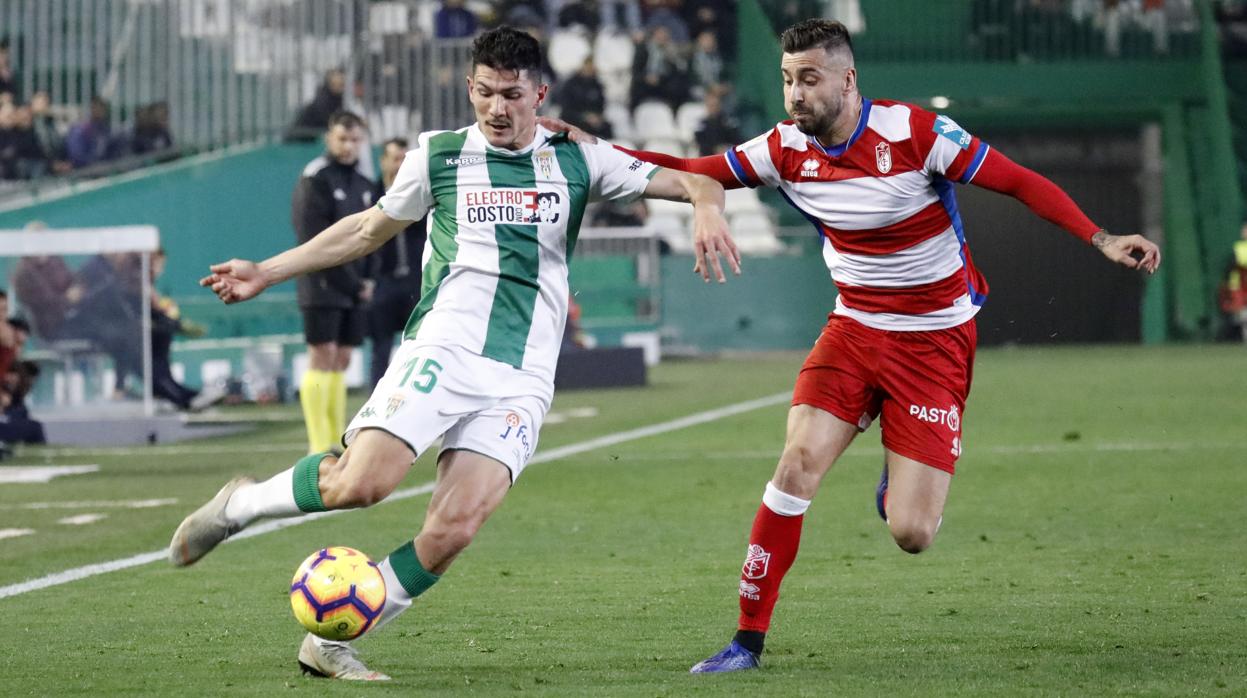 Miguel Loureiro golpea el cuero en el partido ante el Granada