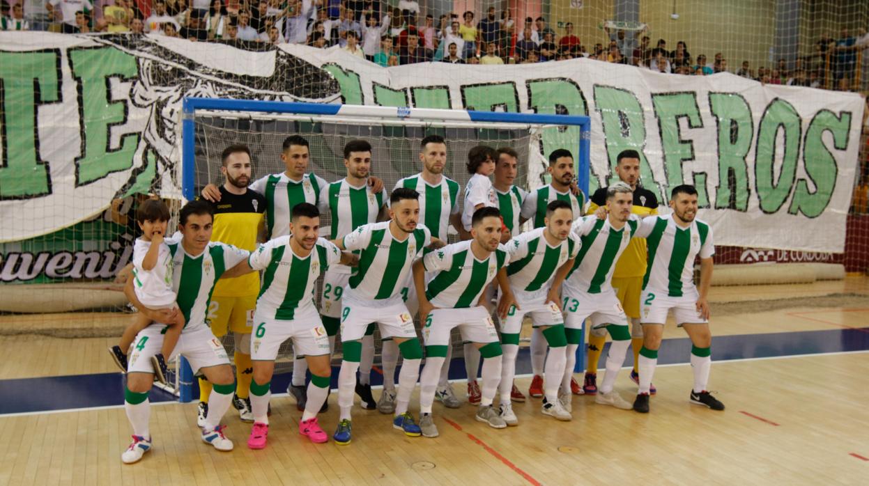 La plantilla del Córdoba CF en el último partido en Vista Alegre de esta temporada