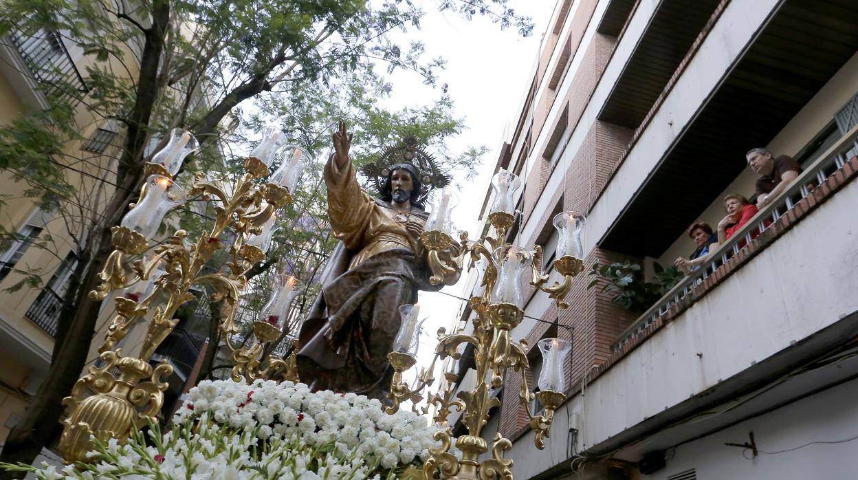 El Sagrado Corazon de Jesús, durante su procesión por el Centro de Córdoba