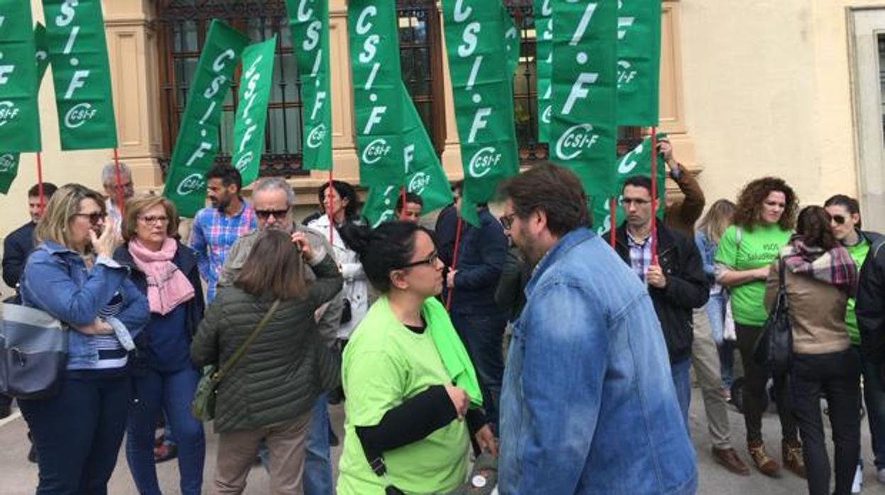 Concentración de trabajadores de Salud Responde para pedir mejoras laborales