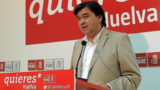 El alcalde de Huelva, Gabriel Cruz, se sube el sueldo un 27%, hasta los 70.000 euros