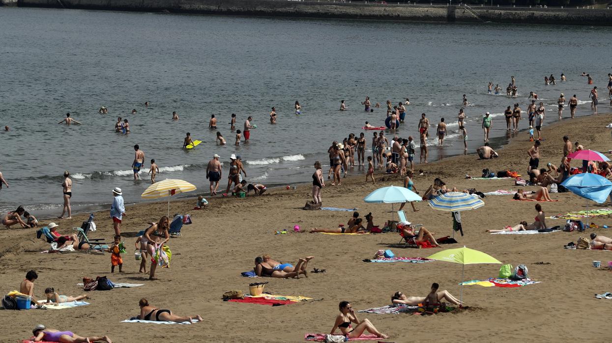 Bañistas en una playa del norte de España