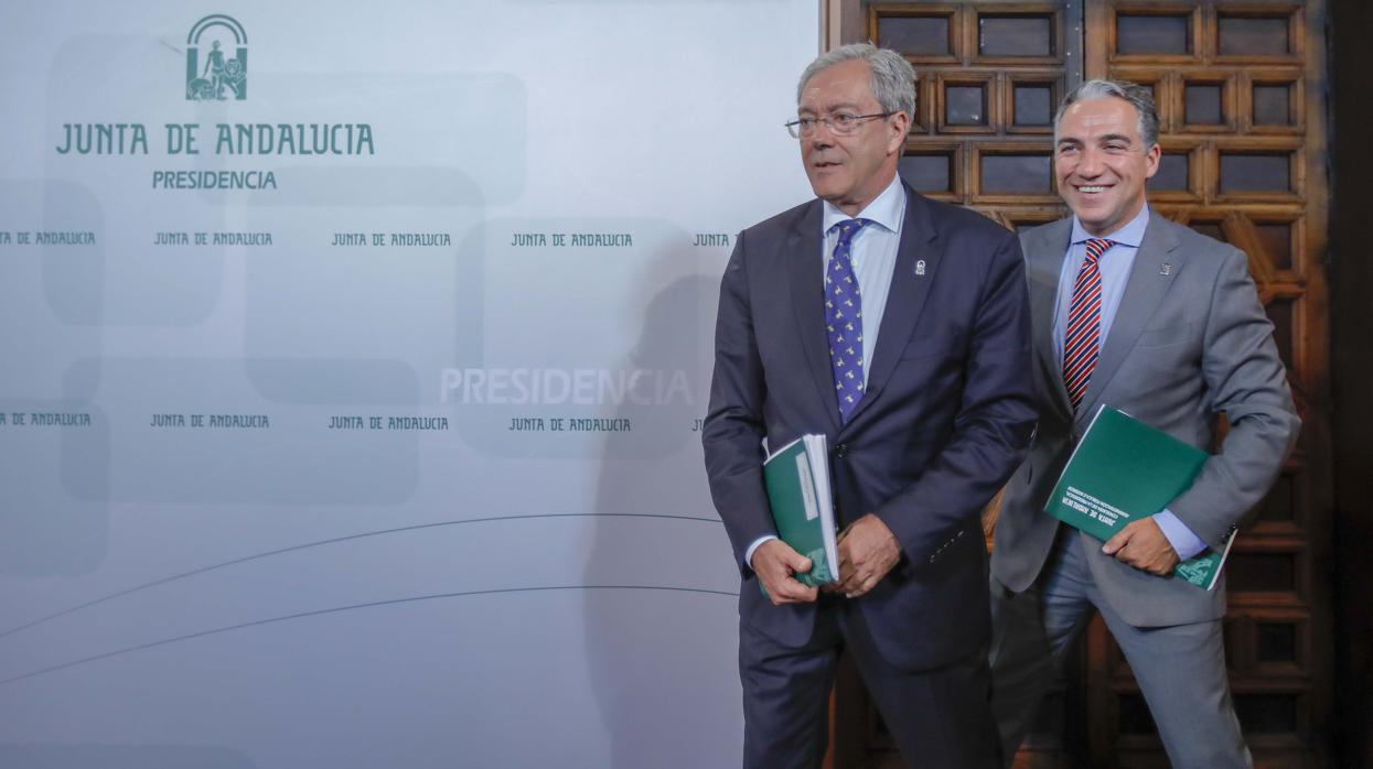 El consejero de Economía, Rogelio Velasco, junto al de Presidencia, Elías Bendodo