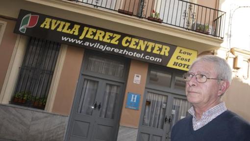 Francisco Pacheco, junto al hotel que regentó su padre en Jerez y que ha sido subastado