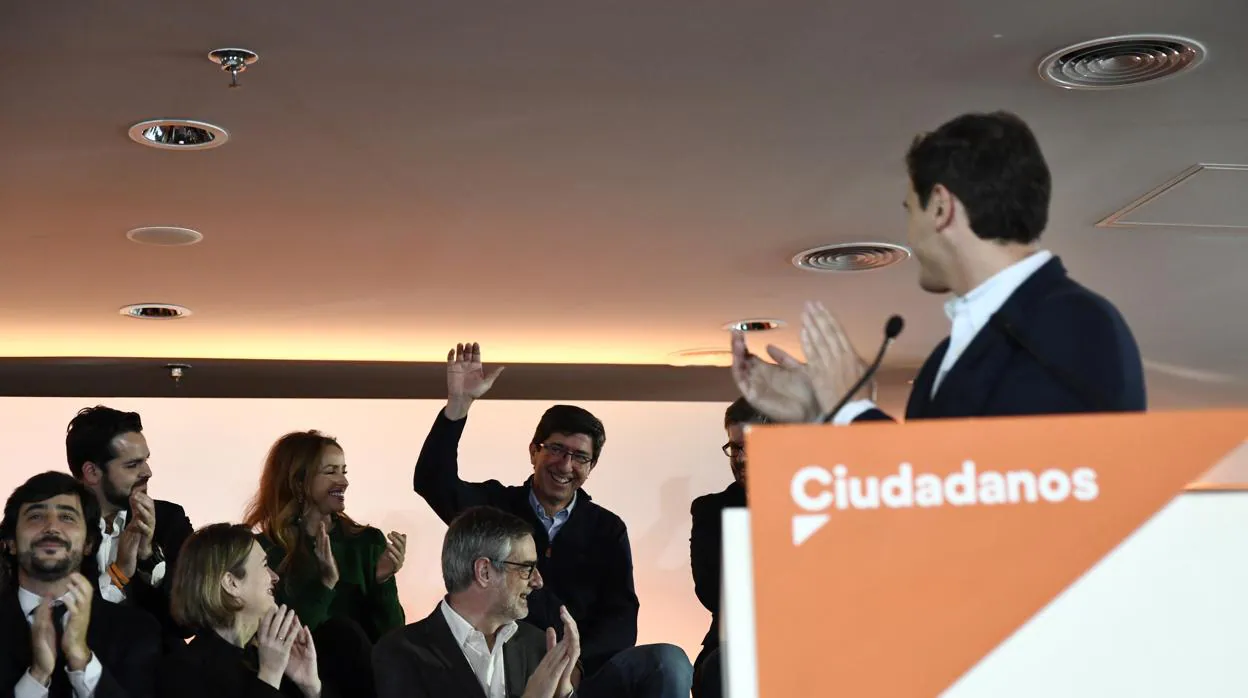 Juan Marín junto a Albert Rivera y Toni Roldán, entre otros, en un acto de Ciudadanos