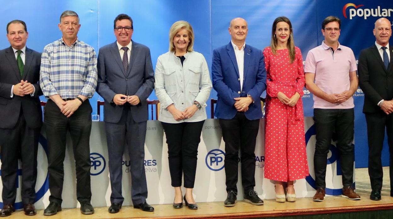 Bañéz junto a miembros de la directiva del PP de Huelva