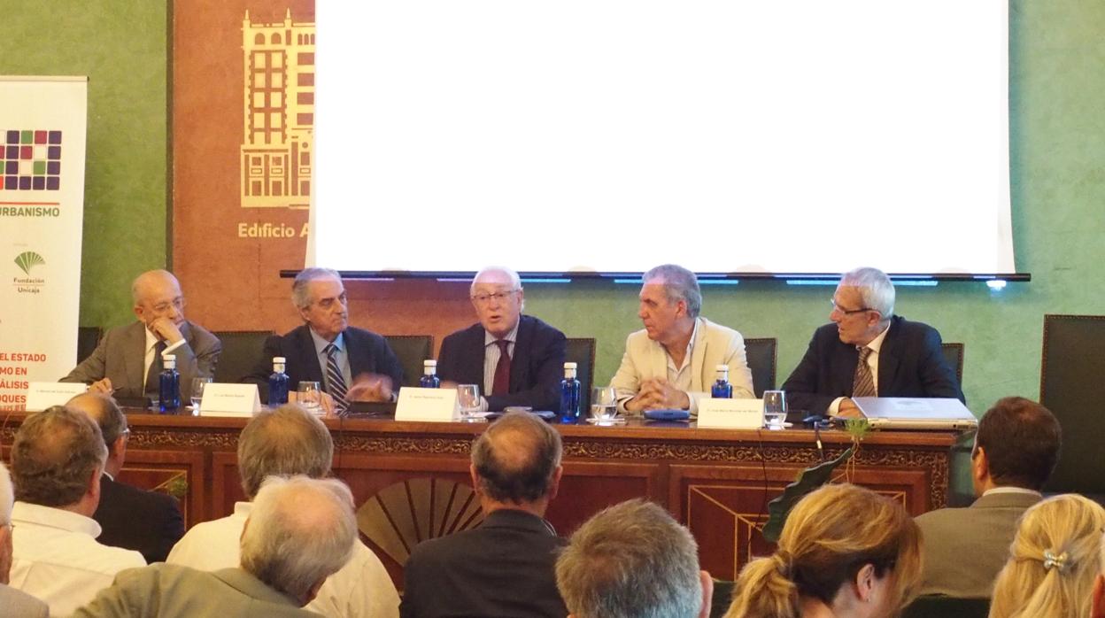 El viceconsejero de Fomento, Jaime Raynaud (centro), y el director general de Ubranismo, José María Morente (2º drcha).