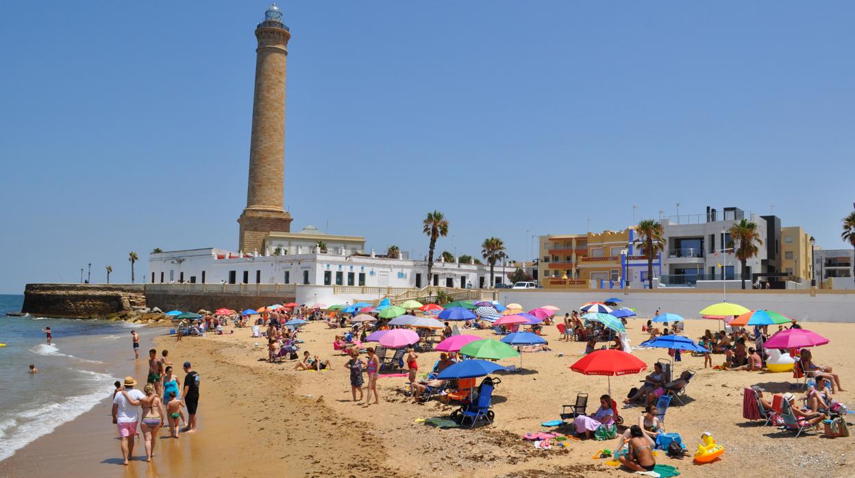 Playa de Regla de Chipiona con el Faro mas alto de España al fondo