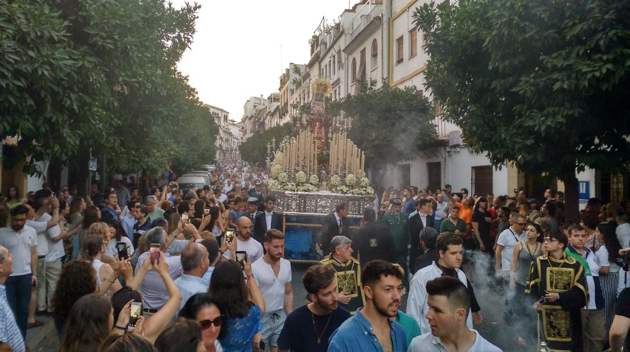 Los Dolores a su paso por la calle de la Feria