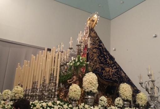 Nuestra Señora de los Dolores, ya sobre su paso, lista para salir a las calles de Córdoba