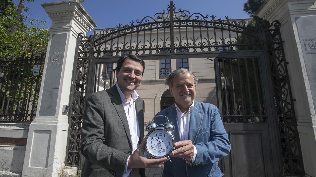 El alcalde, José María Bellido, junto a Salvador Fuentes en la Gerencia de Urbanismo