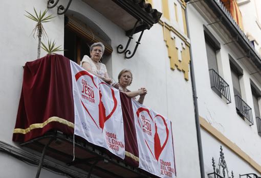 Un balcón con el emblema del Año Jubilar del Sagrado Corazón de Jesús