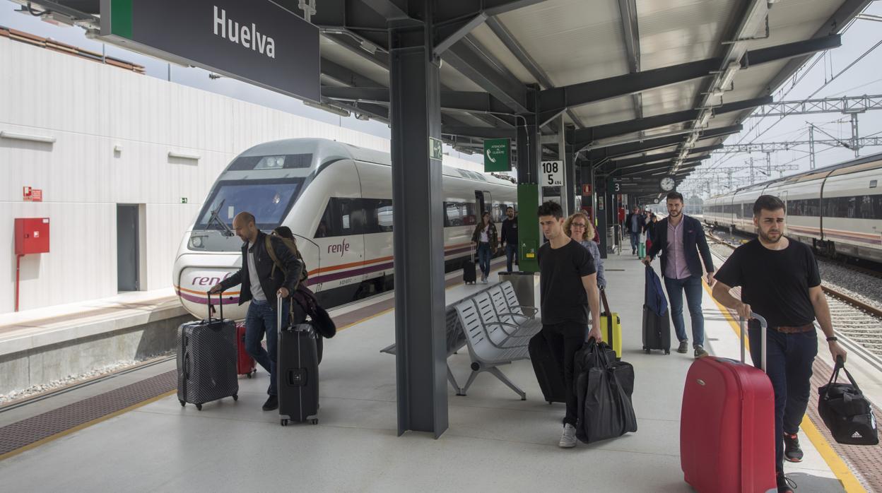 Pasajeros bajando de un tren en la estación de Renfe en Huelva