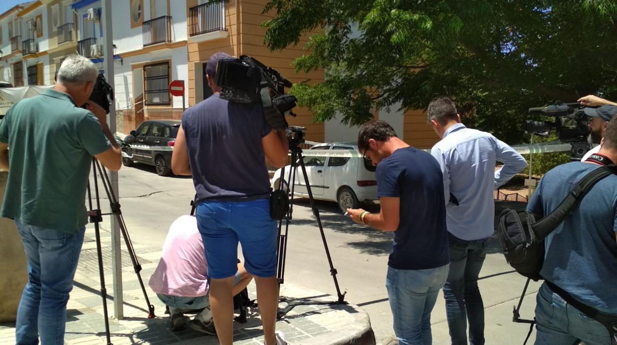 Medios de comunicación ante el domicilio de la mujer asesianda en Rute