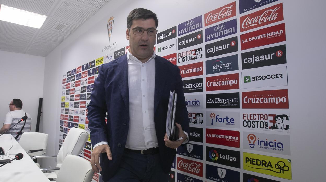 El presidente del Córdoba CF, Jesús León, sale de la rueda de prensa