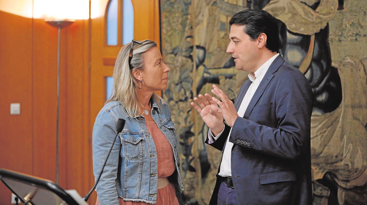 Isabel Albás y José María Bellido conversan en el Ayuntamiento