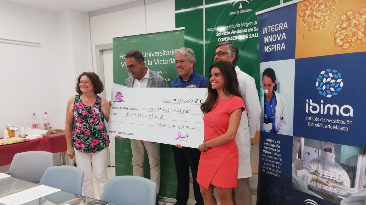 Entrega del cheque de 20.000 euros a IBIMA por parte de ASAMMA