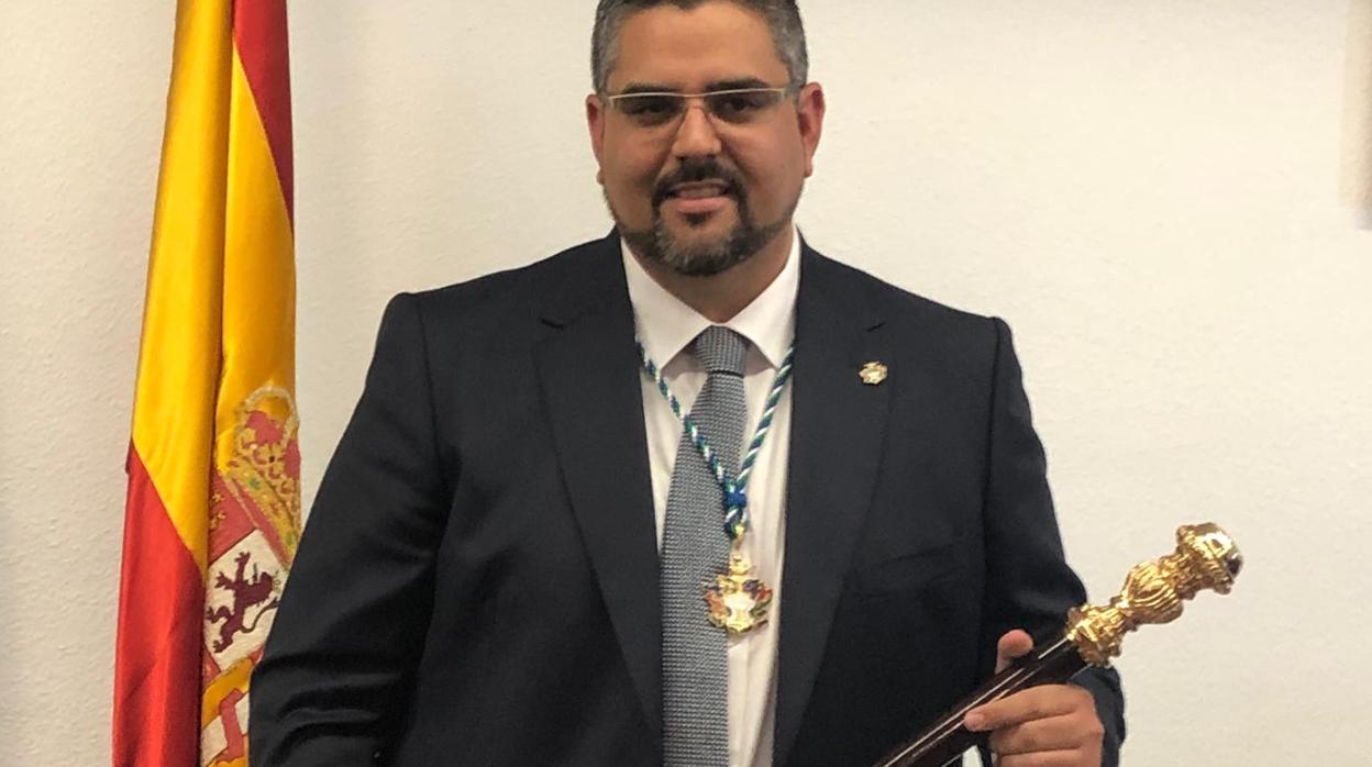 Josele González con el bastón de mando del Ayuntamiento de Mijas