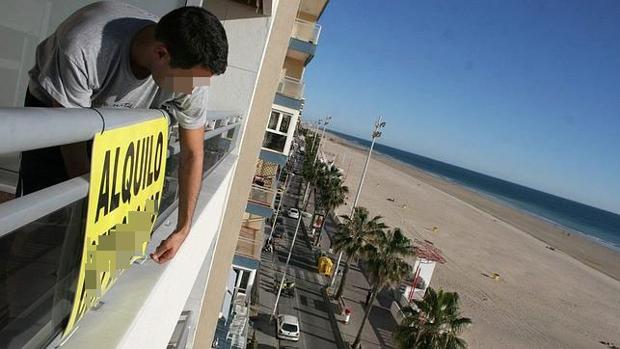 Le cambia la cerradura a un piso vacío de un banco y lo alquila como si fuera suyo en Málaga