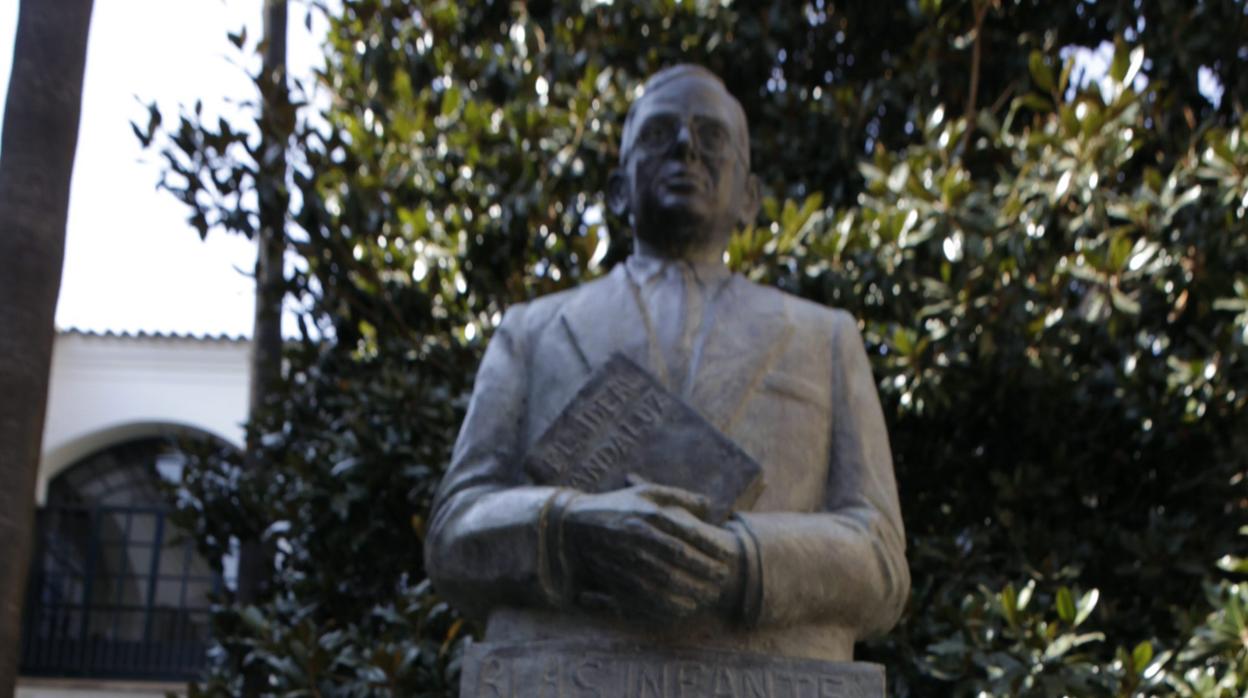 Estatua de Blas Infante ubicada dentro del Parlamento de Andalucía