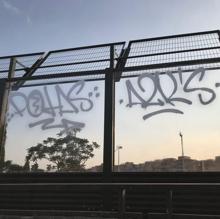 Las pintadas se repiten en las vallas de ambos lados de Camino de Ronda.