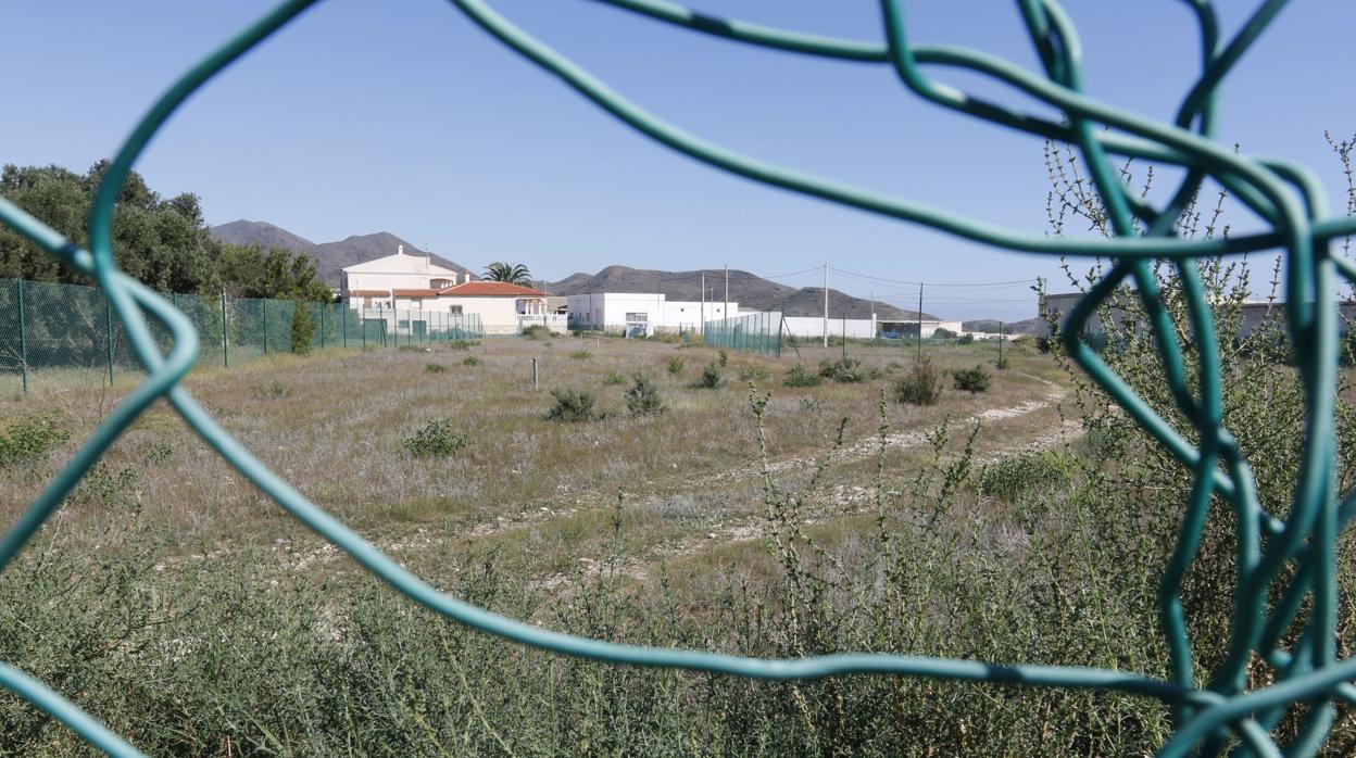 Zona vallada de tierras contaminadas en la pedanía almeriense de Palomares