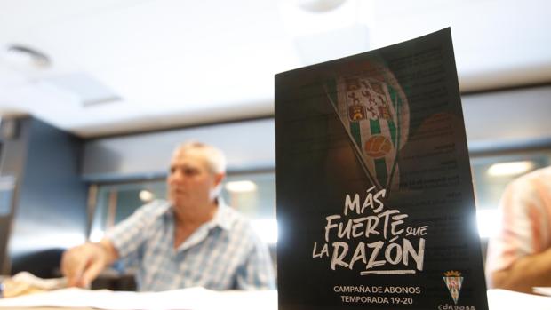 El Córdoba CF logra 722 socios el primer día de venta de abonos pese al descenso a Segunda B