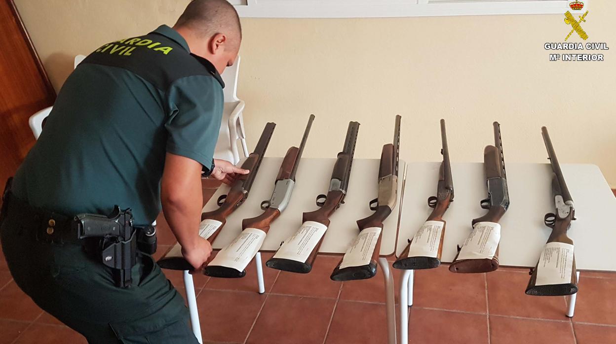 Un agente con las armas retenidas a los furtivos