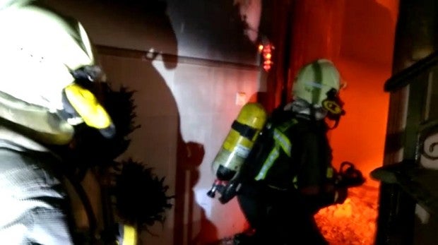 Tres heridos en un espectacular incendio en una vivienda en Nerja