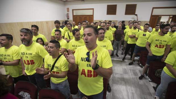 Los trabajadores de ABB suman apoyos políticos ante el inicio de las manifestaciones por el ERE